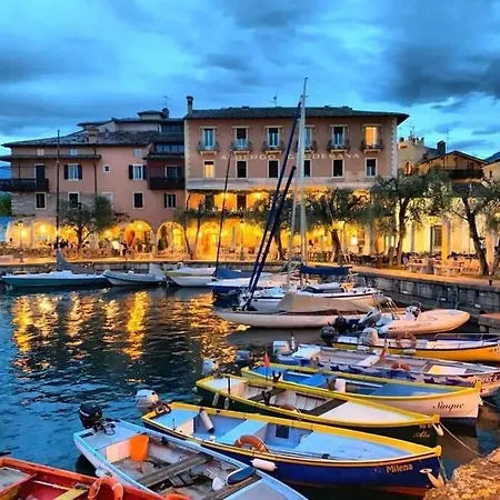 Apartment Ca'beneca, Bilo Fronte Lago In Centro!free Parking Torri Del Benaco