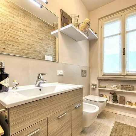 Ca'beneca, Bilo Fronte Lago In Centro!free Parking Apartment